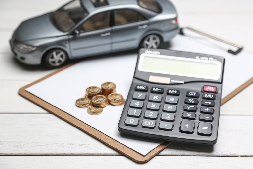 car-model-calculator-coins-white-table.jpg машина