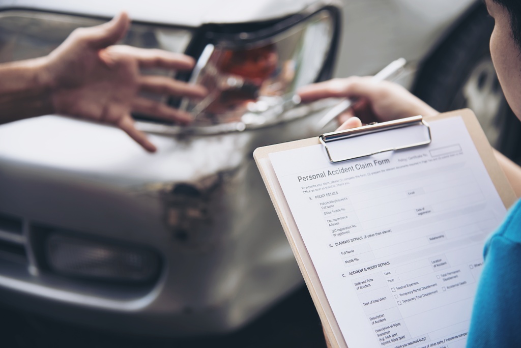 insurance-agent-working-site-car-accident-claim-process-people-car-insurance-claim.jpg заявление